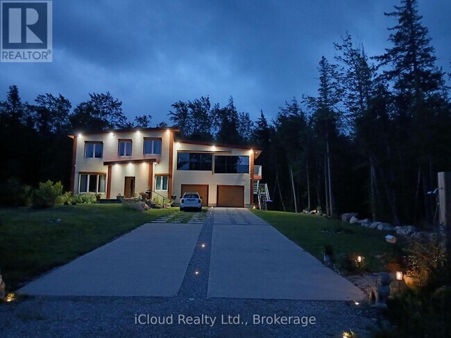 Photo du bâtiment - 2216 Champlain Rd