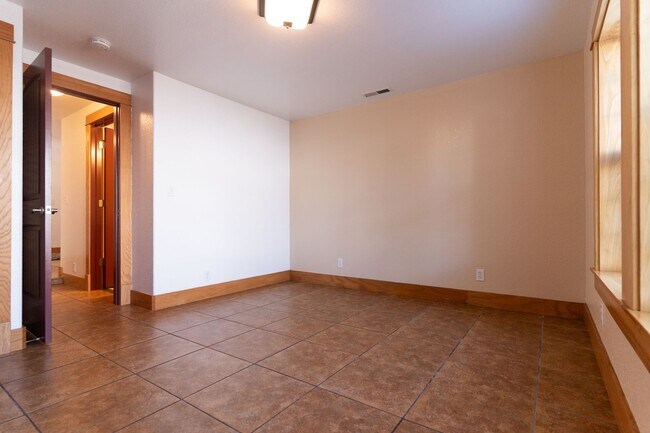 Foto del edificio - 3-bedroom 2 bath House $2,495