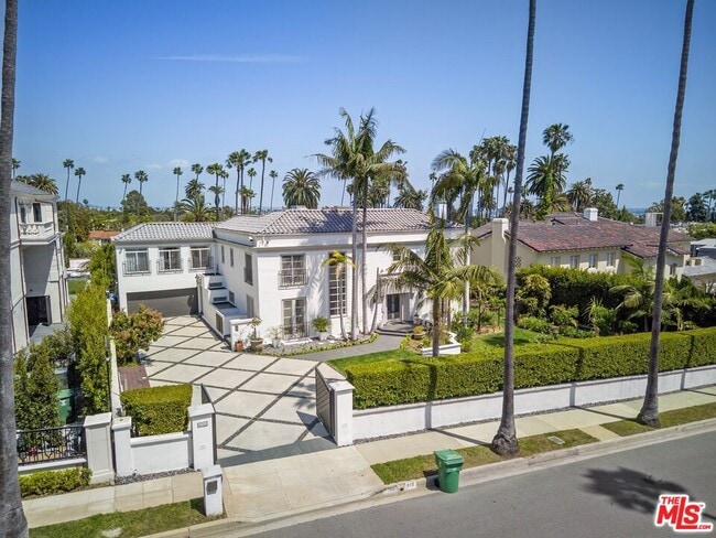 Building Photo - 910 N Crescent Dr