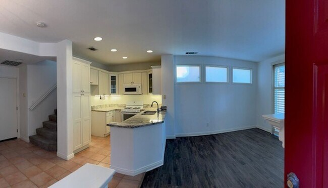 Building Photo - Vista Plaza: 3 Bedroom 2.5 Bathroom Townhome,