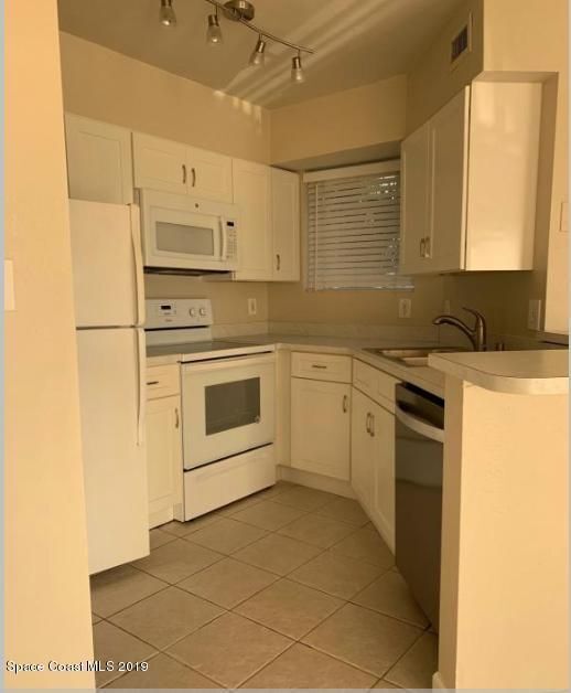 Building Photo - Beachside beauty! Updated 2nd floor unit in Beach Club!