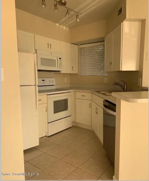 Building Photo - Beachside beauty! Updated 2nd floor unit in Beach Club!