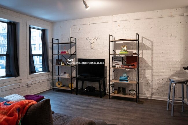 Foto del edificio - Massive Condo Quality 2 Bed / 2.5 Bath Duplex Down in Wrigleyville!