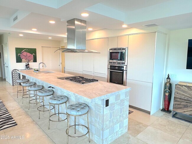 Foto del edificio - 7117 E RANCHO VISTA Dr