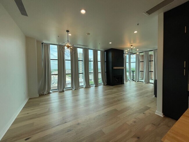 Foto del edificio - ACCC 605 LR LLC