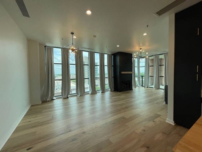 Building Photo - ACCC 605 LR LLC