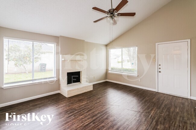 Foto del edificio - 10810 Lakewood Oaks Dr