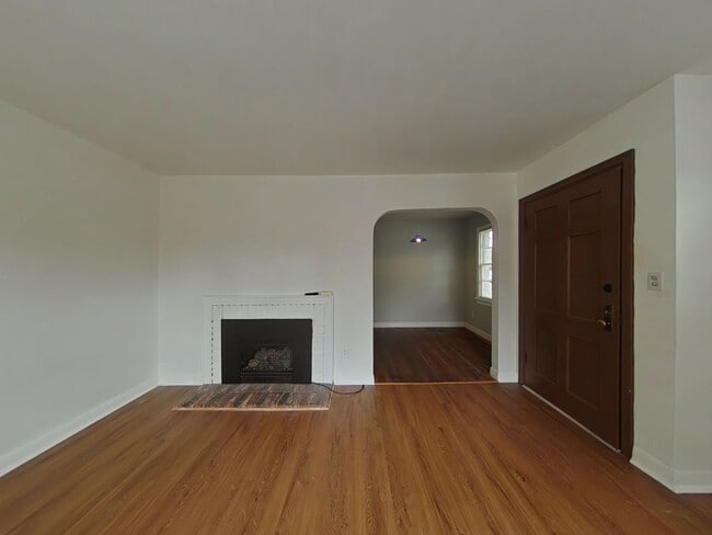 Building Photo - 2 Bedroom House ~ Close to Campus ~ Pet Fr...