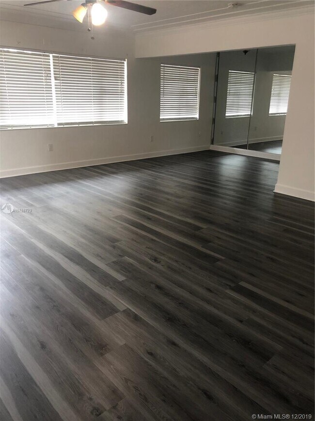 Foto del edificio - 2651 Monroe St