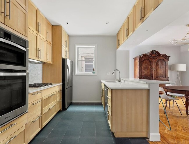Building Photo - 391 Fenimore St