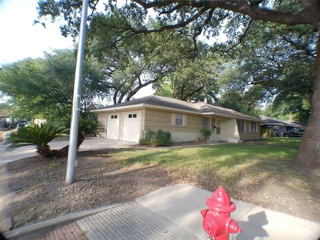 Building Photo - 601 Fresa Rd