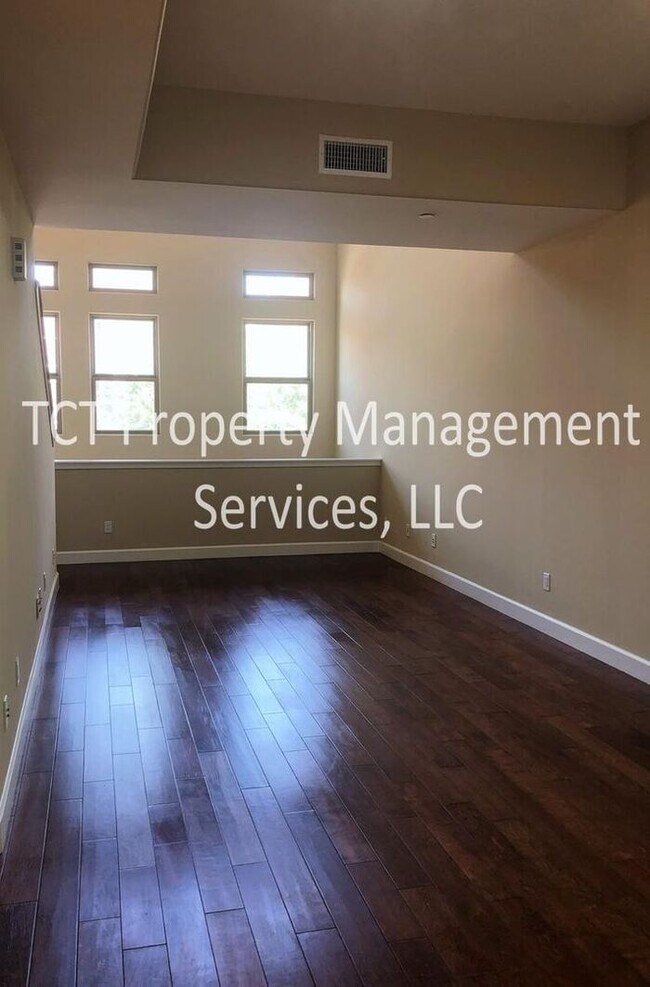 Building Photo - Beautiful Brownstone in Downtown Tempe!
