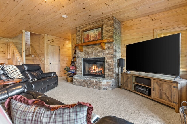 Building Photo - 121 Pontoosuc Dr