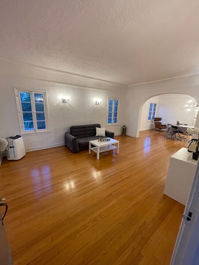 Foto del edificio - 130 N Croft Ave