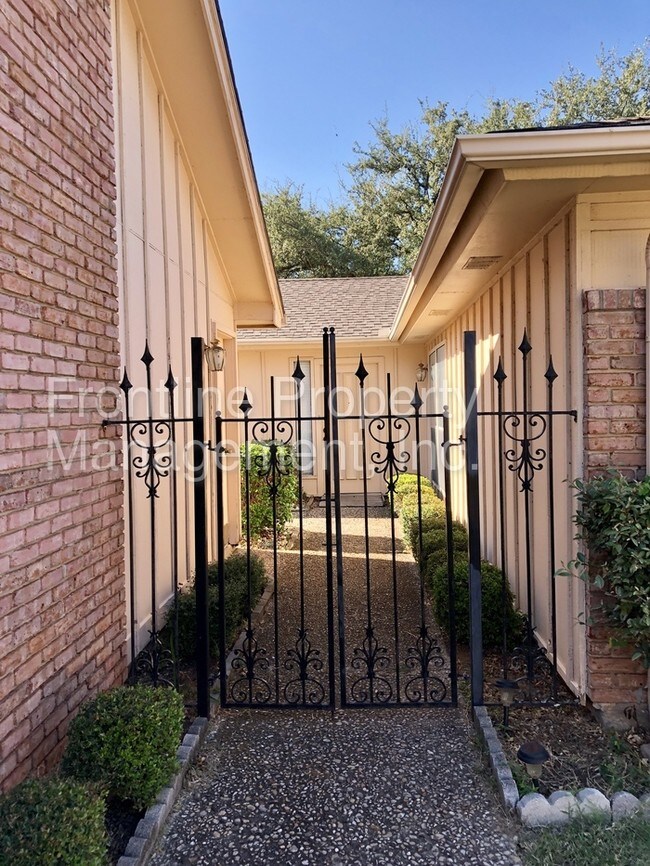 Building Photo - 20 Doral Ct