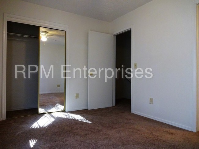 Building Photo - 6100 Macarthur Park Ln