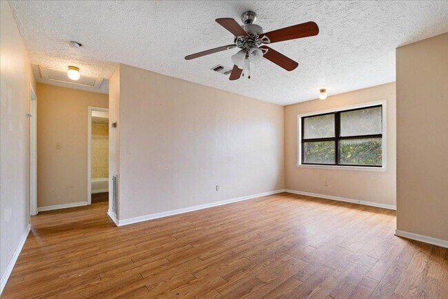 Foto del edificio - 908 N LBJ Dr