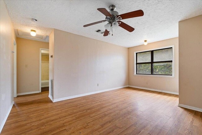 Building Photo - 908 N LBJ Dr