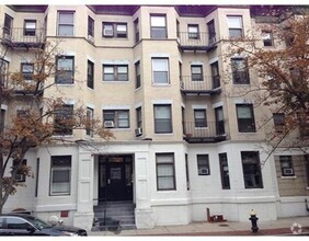Building Photo - 65 Burbank St