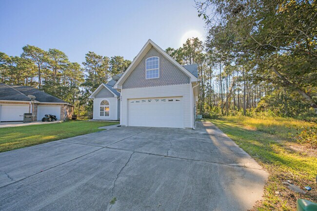 Building Photo - 205 Rivercrest Cir