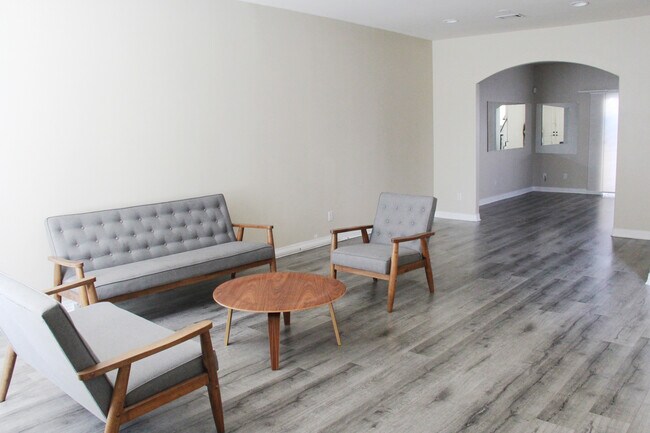 Building Photo - 1118 W Huntington Dr