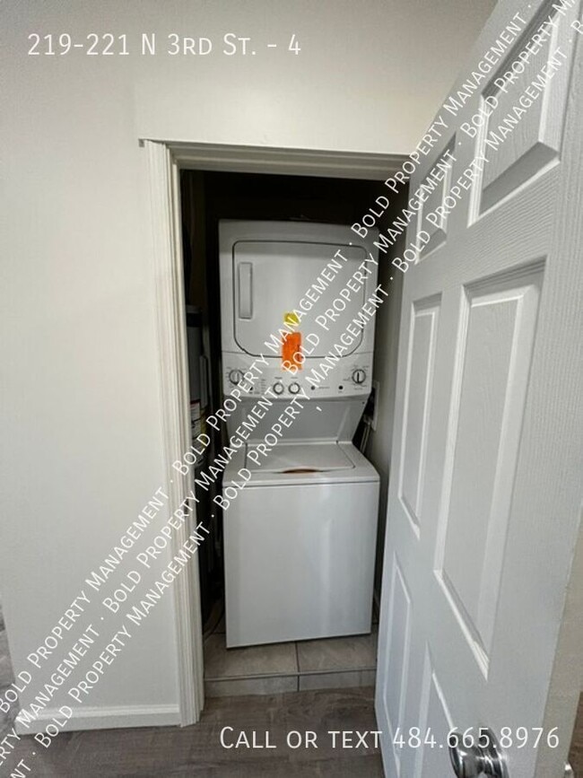 Foto del edificio - 219-221 N 3rd St.-4