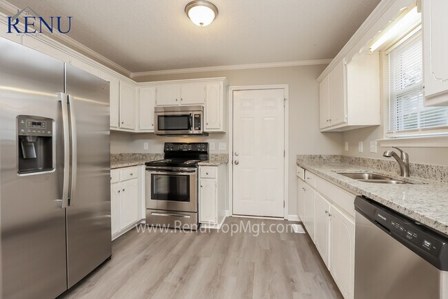 Building Photo - 3BR/2.5BA w/ primary bedroom downstairs & ...
