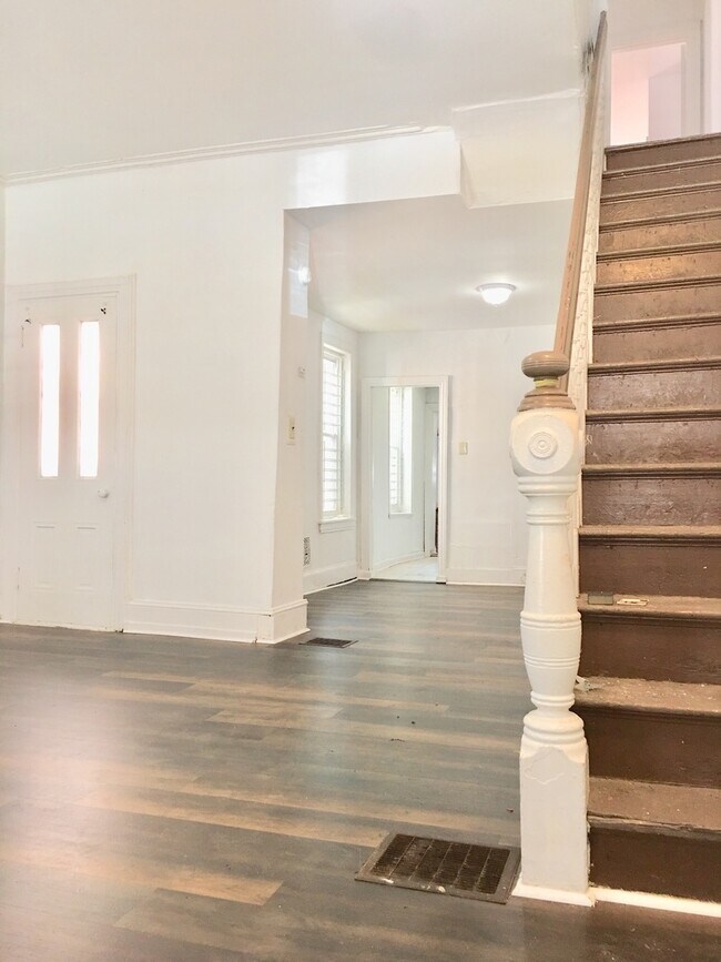 Building Photo - Gorgeous 3-Bedroom Townhouse in Brewerytow...