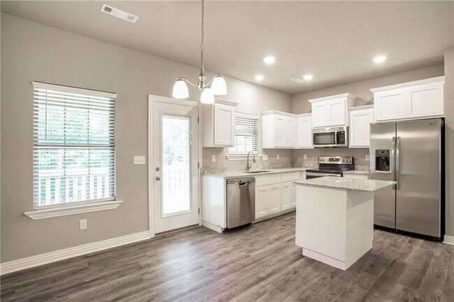 Foto del edificio - 25 Lockhart Ln