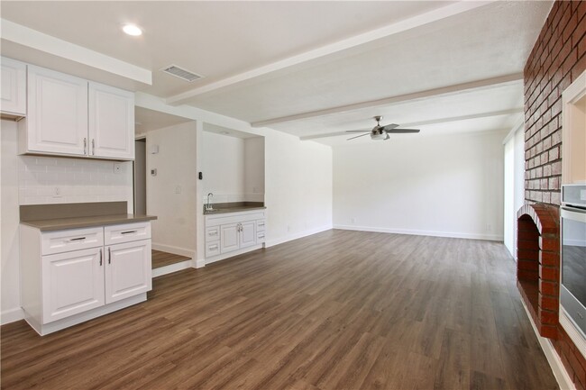 Building Photo - 8062 Woodglen Cir