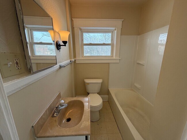 Foto del edificio - 1328 Goodyear Blvd