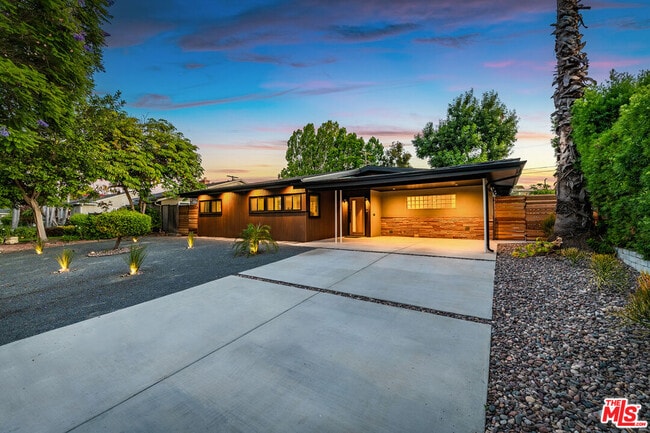 Building Photo - 13542 Valleyheart Dr N