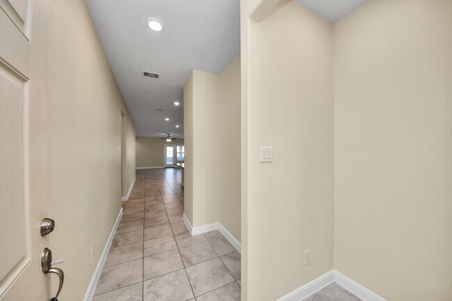 Foto del edificio - 24654 Greenwood Bay Dr