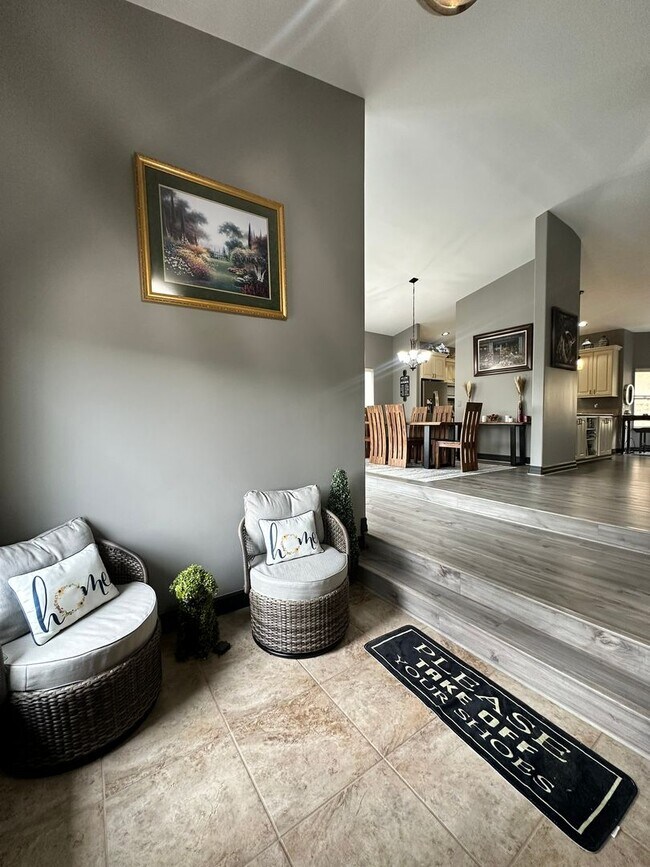 Building Photo - Stunning 6 Bedrooms & 3 Bathrooms with Gre...