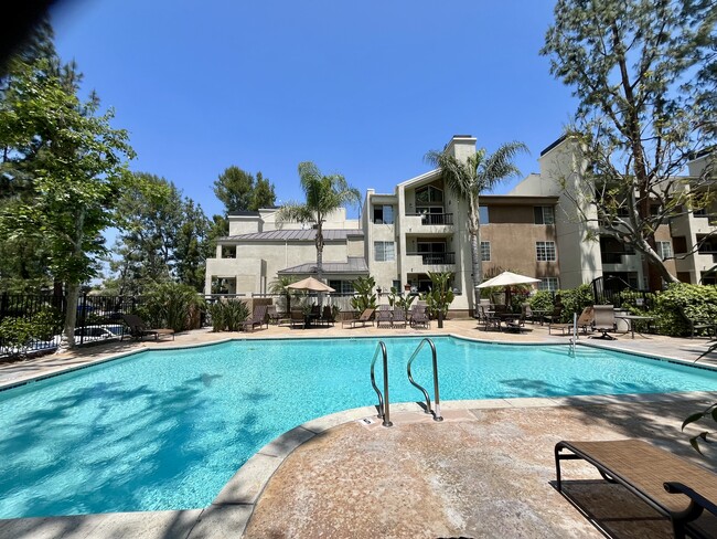 Facing small court yard, no street noise exposure! - 21400 Burbank Blvd