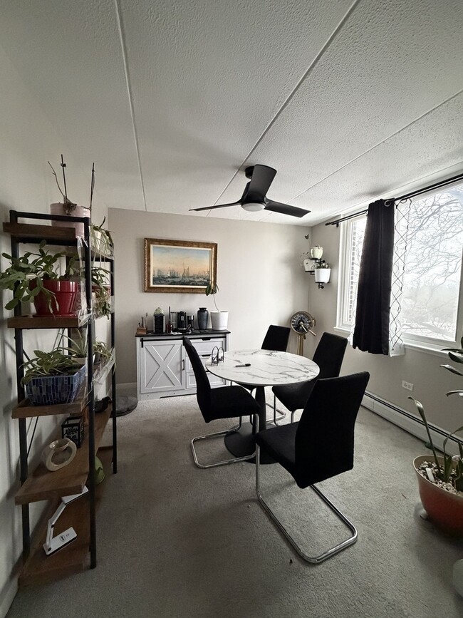 Building Photo - 225 S Rohlwing Rd