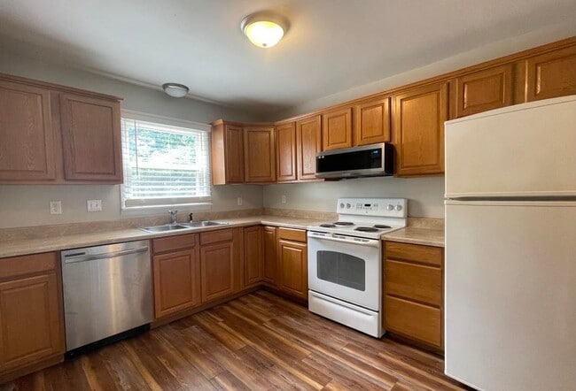 Building Photo - 105 Hull Dr