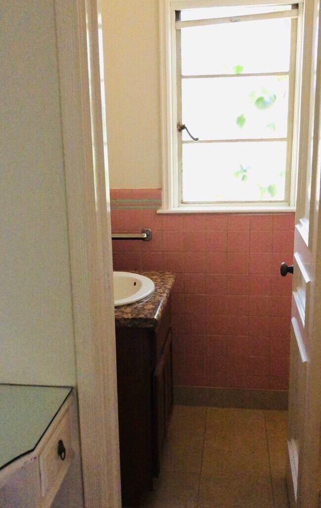 powder room - 10808 Lindbrook Dr