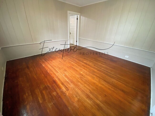Foto del edificio - Downtown Living: 1 Bedroom Apartment with All Bills Paid