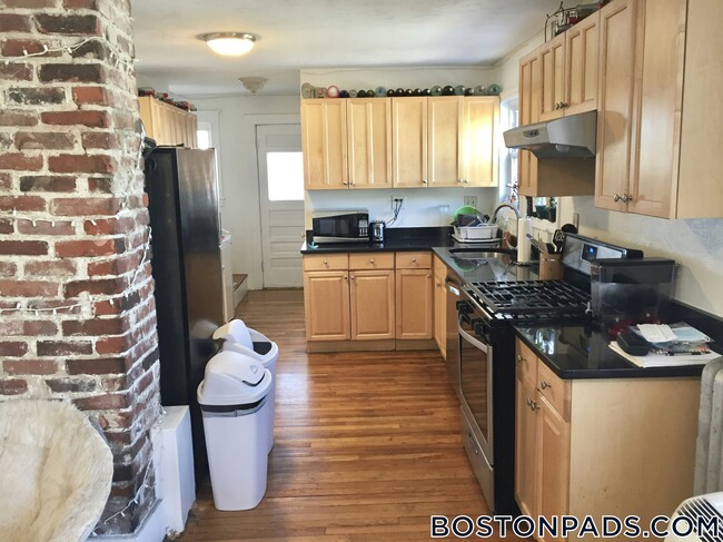 Building Photo - 185 Hillside St