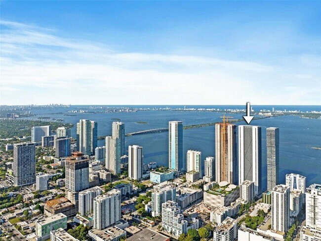 Foto del edificio - 700 NE 24th St