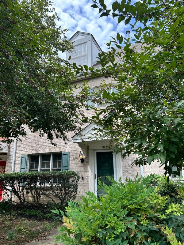 Building Photo - 704 Mt Vernon Ave