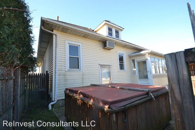 Building Photo - 112 Bacon St