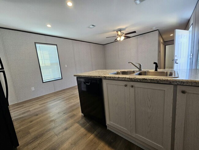 Building Photo - 527 Suwanee Dr