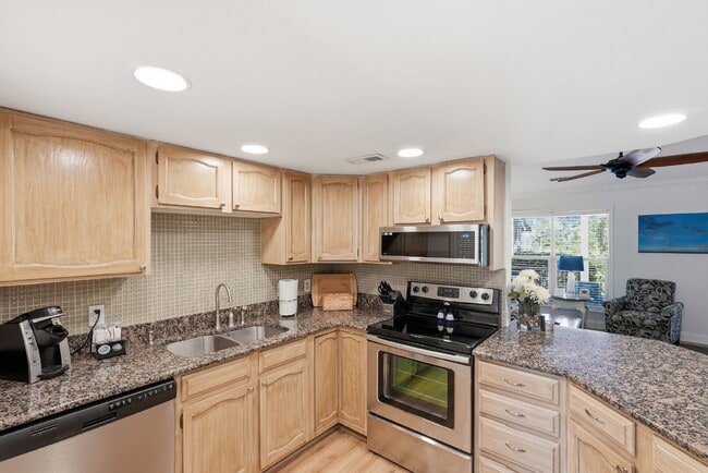 Foto del edificio - "Coastal Comfort Awaits: Spacious 2-Bed, 2-Bath Furnished Condo in Shipyard on Hilton Head Island!"