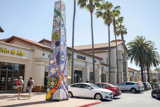 Un bonito centro comercial con Trader Joe's y Starbucks al otro lado de la calle. - 757 Seneca Ter