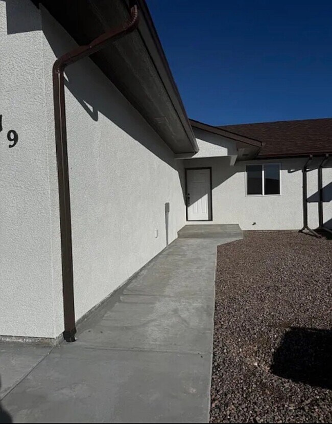 Building Photo - 719 S Bellflower Dr