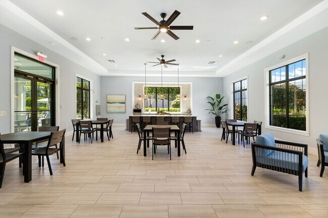 Foto del edificio - Luxury Naples 2-Bed Home Minutes to Downtown & Beaches | Resort-Style Amenities