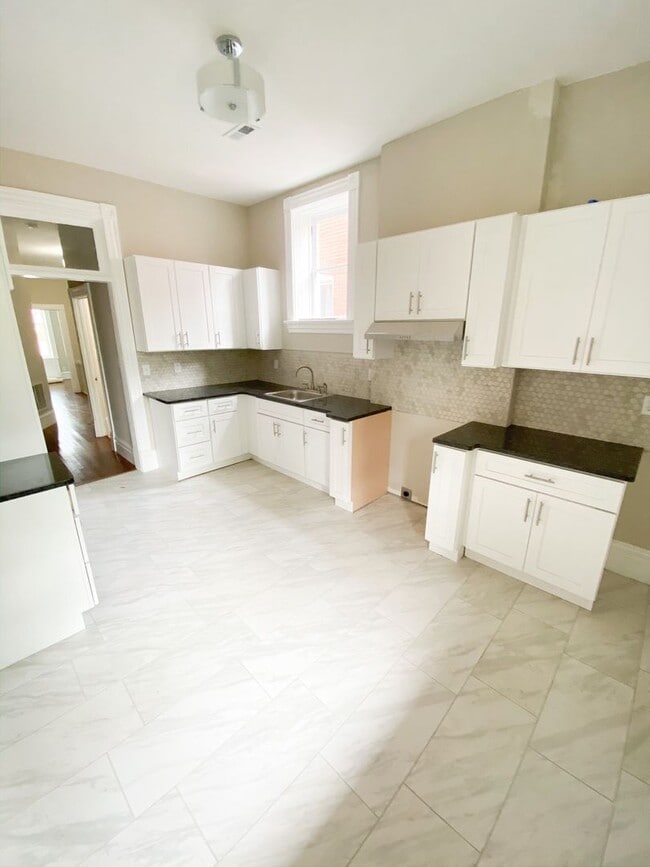 Building Photo - Fully Remodeled 2 bed 1 bath, just steps from Cherokee