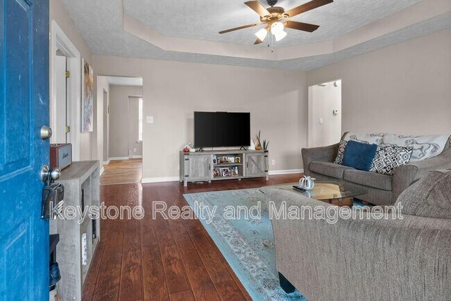 Foto del edificio - 223 Golden Pond Ave